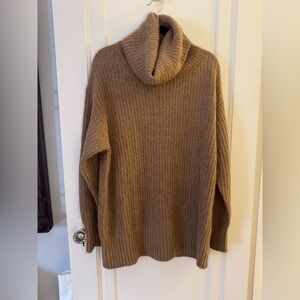 Beautiful drape, neutral color, soft and cozy, excellent condition.